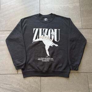 Dirt Pitch Zizou La Volea de Glasgow Retro Football Crewneck Sweatshirt